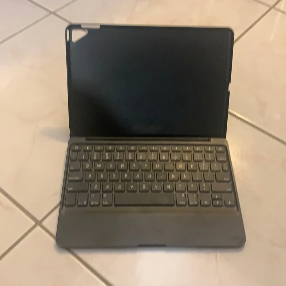 Zagg iPad key board.